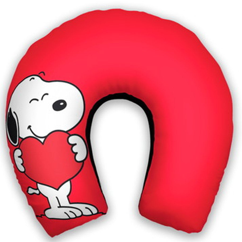 Almofada de pescoço infantil Snoopy: Snoopy segurando um coração em destaque sobre fundo vermelho.