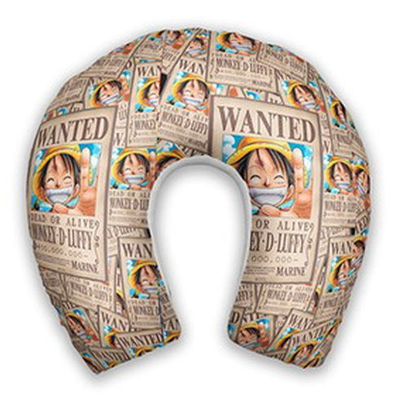 Almofada de pescoço infantil One Piece: cartazes de personagens e lettering Wanted em uma composição de fundo bege.