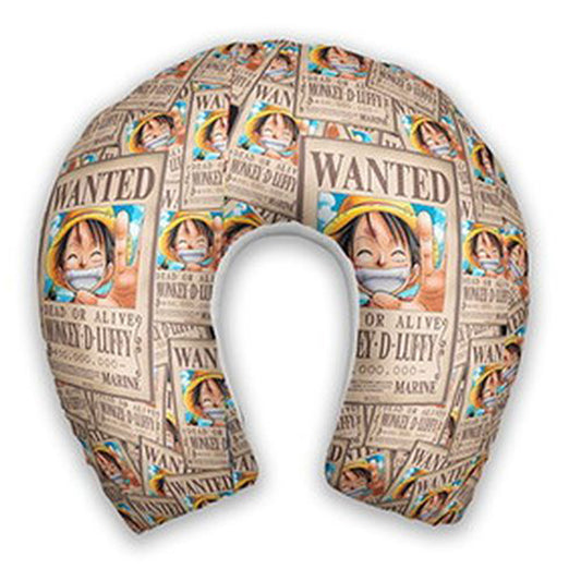 Almofada de pescoço infantil One Piece: cartazes de personagens e lettering Wanted em uma composição de fundo bege.