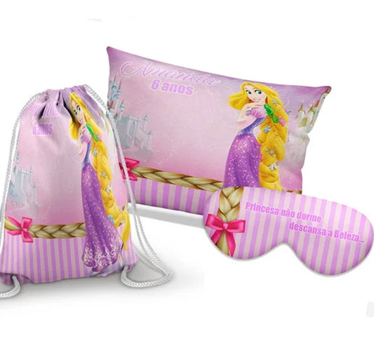 Kit Rapunzel, rosa com listras, com almofada, sacochila e máscara de dormir.