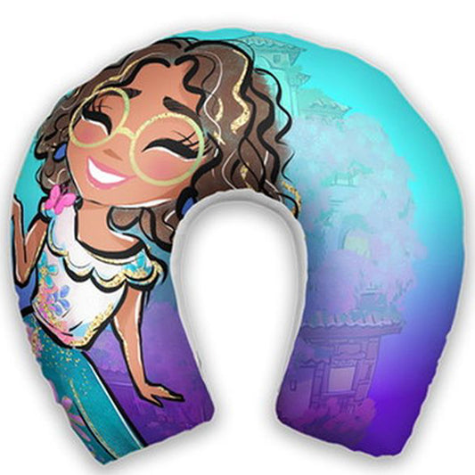 Almofada de pescoço infantil Mirabel: Mirabel em versão ilustrada sobre fundo em tons de azul, verde e roxo.