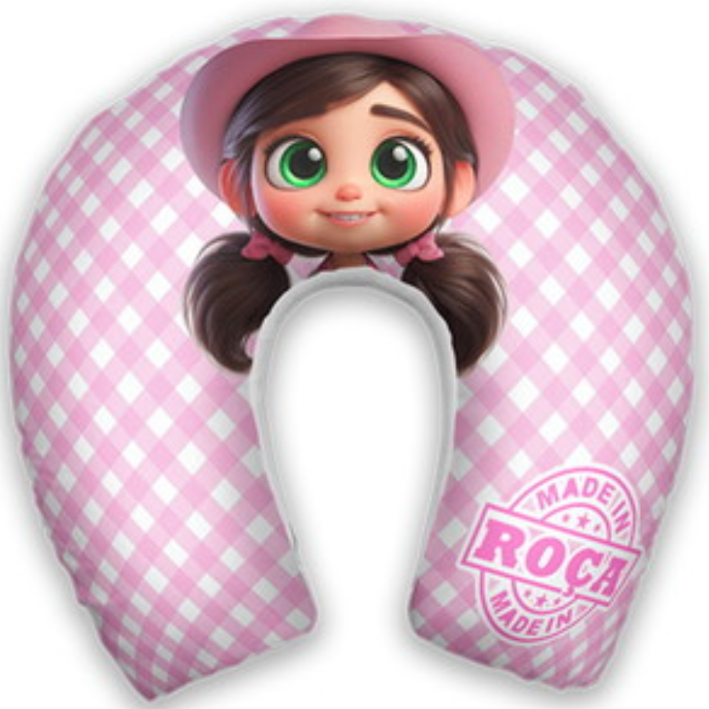 Almofada de pescoço infantil Boiadeira: personagem de chapéu e tranças sobre fundo xadrez rosa e branco.
