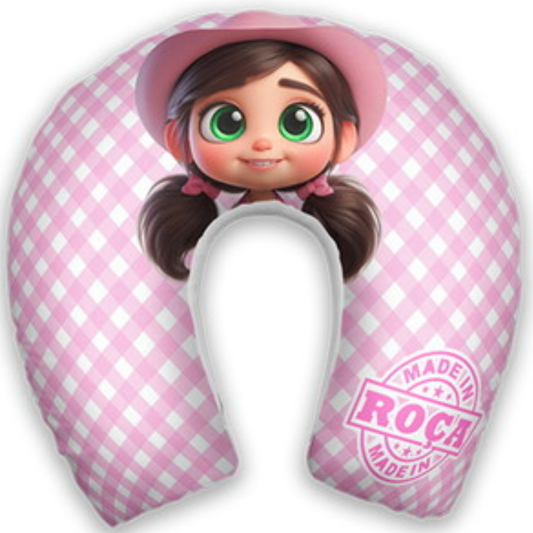 Almofada de pescoço infantil Boiadeira: personagem de chapéu e tranças sobre fundo xadrez rosa e branco.