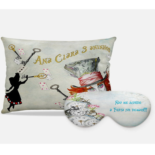 Kit Alice personalizado: almofada retangular e máscara de dormir, estampa bege e xícara.