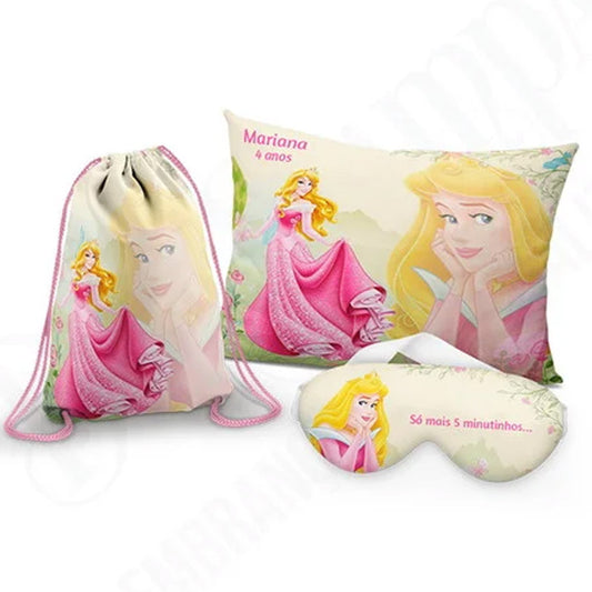 Kit Bela Adormecida, amarelo e rosa, com almofada, sacochila e máscara de dormir.
