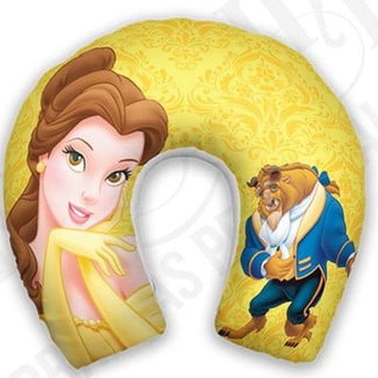 Almofada de pescoço infantil Bela e a Fera: Bela e Fera sobre fundo amarelo com motivos ornamentais.