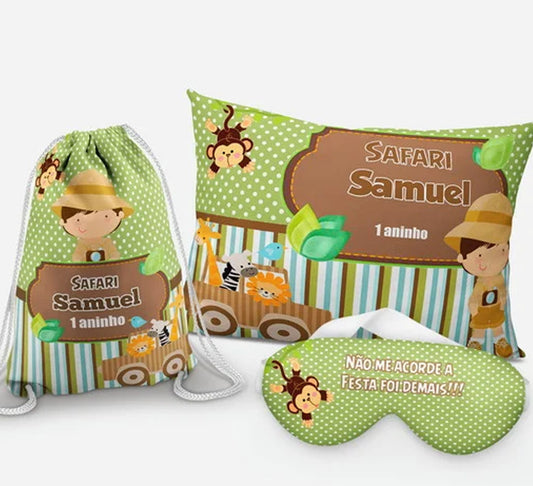 Kit Safari, verde com animais, com almofada, sacochila e máscara de dormir.