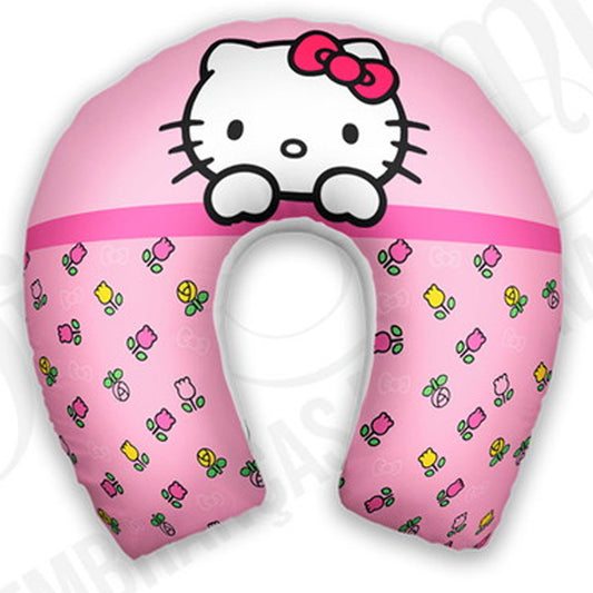 Almofada de pescoço infantil Hello Kitty: Hello Kitty em destaque e pequenas flores e personagens sobre fundo rosa.