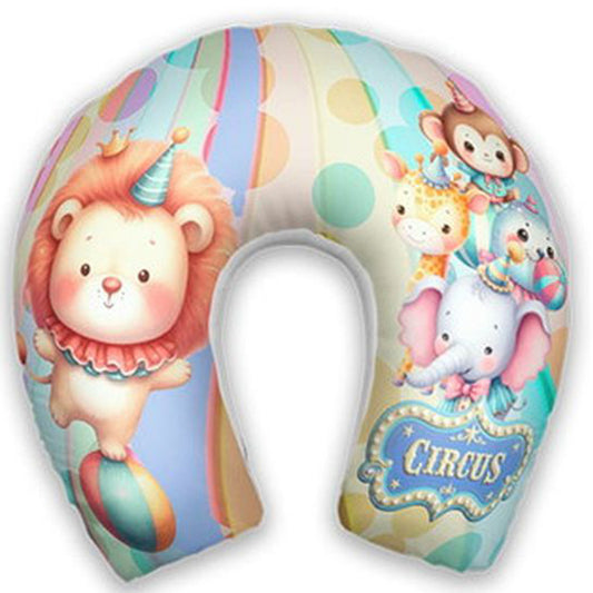Almofada de pescoço infantil Circo: leão, elefante, macaco, bolas e listras em tons pastel.