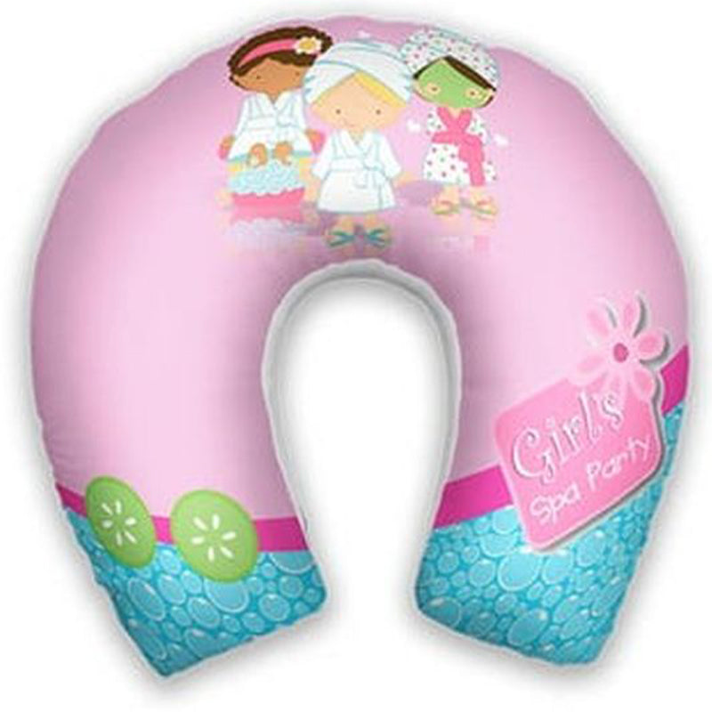 Almofada de pescoço infantil Spa: meninas ilustradas, rodelas de pepino e detalhes de spa em áreas rosa e azul.