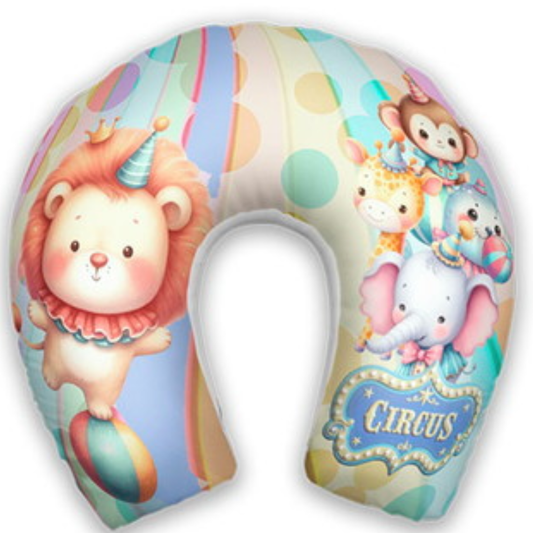 Almofada de pescoço infantil Circo: leão, elefante, macaco, bolas e listras em tons pastel.