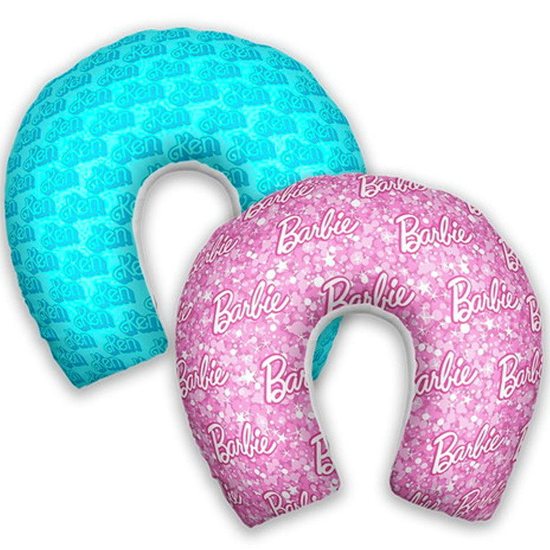 Almofada de pescoço infantil Barbie: repetição do lettering Barbie sobre área rosa e padrão em área azul.