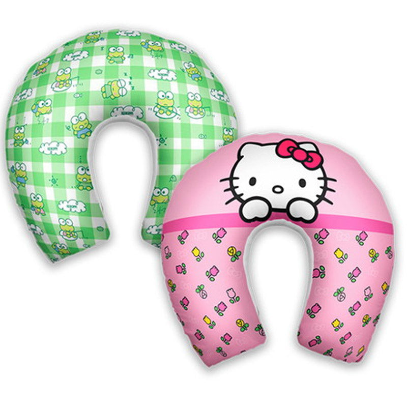 Almofada de pescoço infantil Hello Kitty: Hello Kitty em área rosa e estampa xadrez verde com personagens.
