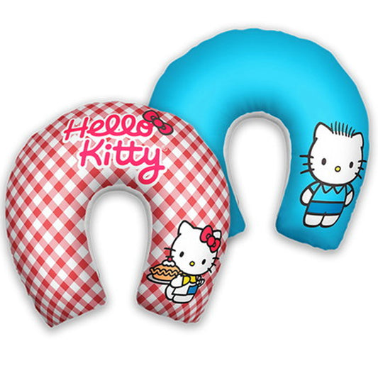 Almofada de pescoço infantil Hello Kitty: Hello Kitty e lettering sobre xadrez vermelho e branco, com área azul.