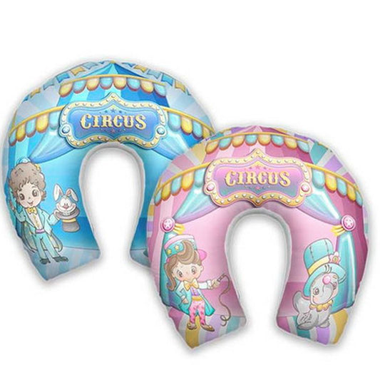 Almofada de pescoço infantil Circo: personagens de circo, cortinas e lettering Circus em áreas rosa e azul.