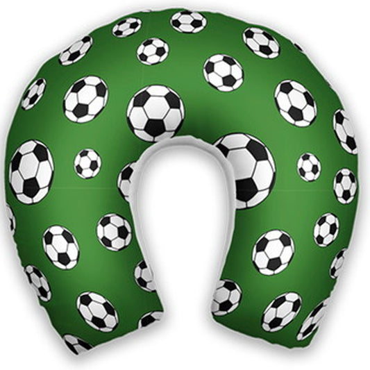 Almofada de pescoço infantil Futebol: bolas de futebol brancas e pretas sobre fundo verde.