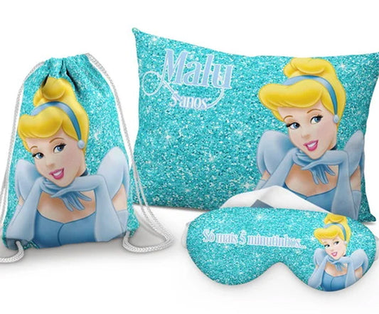 Kit Cinderela, azul com estampa pontilhada, com almofada, sacochila e máscara de dormir.