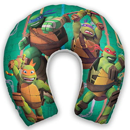 Almofada de pescoço infantil Tartarugas Ninja: personagens em destaque sobre fundo verde.