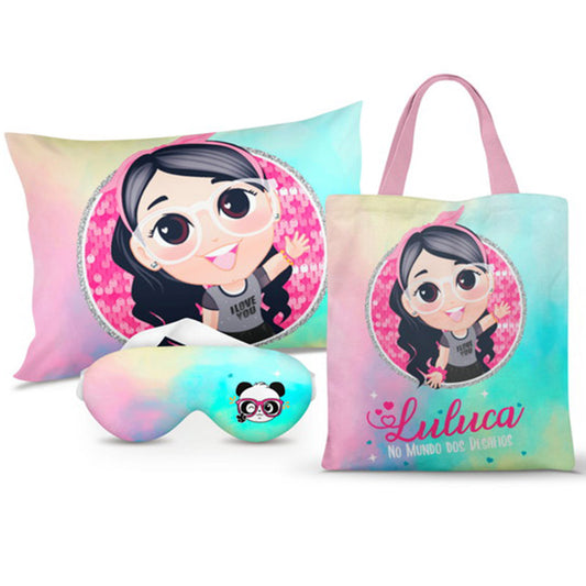 Kit Luluca personalizado: almofada 20x30 cm, ecobag 25x32 cm e máscara de dormir, estampa rosa e azul.