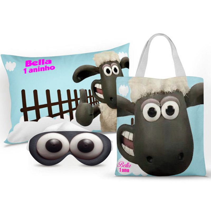 Kit Ovelha Shaun personalizado: almofada 20x30 cm, ecobag 25x32 cm e máscara de dormir, estampa azul.