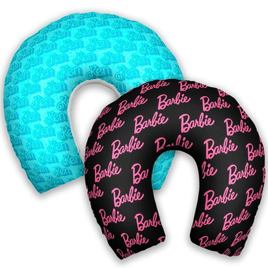 Almofada de pescoço infantil Barbie: repetição do lettering Barbie em rosa sobre área preta, com padrão em área azul.
