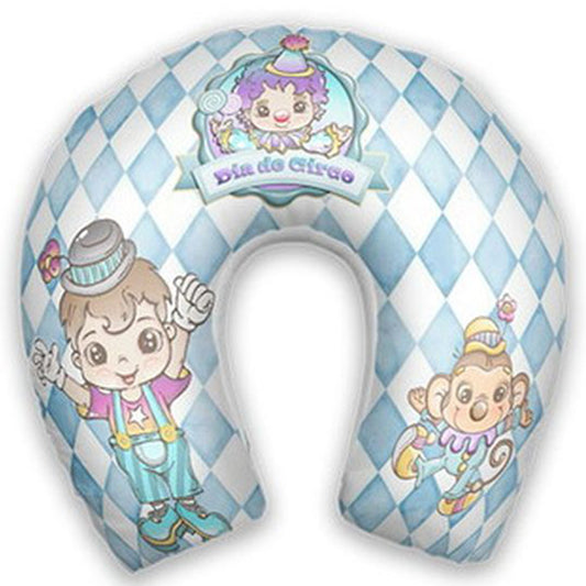 Almofada de pescoço infantil Circo: personagens de circo sobre padrão de losangos azuis e brancos.