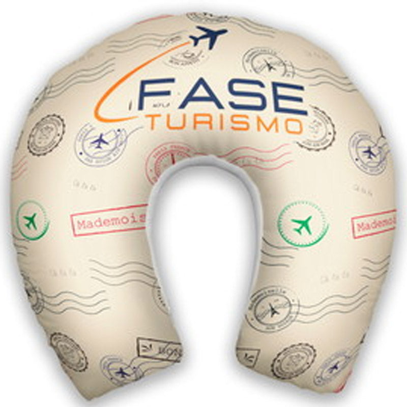 Almofada de pescoço infantil Viagem: mapa, carimbos, avião e lettering de turismo sobre fundo bege.