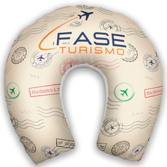 Almofada de pescoço infantil Viagem: mapa, carimbos, avião e lettering de turismo sobre fundo bege.