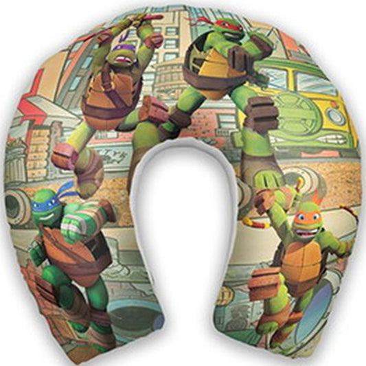 Almofada de pescoço infantil Tartarugas Ninja: personagens distribuídos pela estampa em tons de verde e marrom.